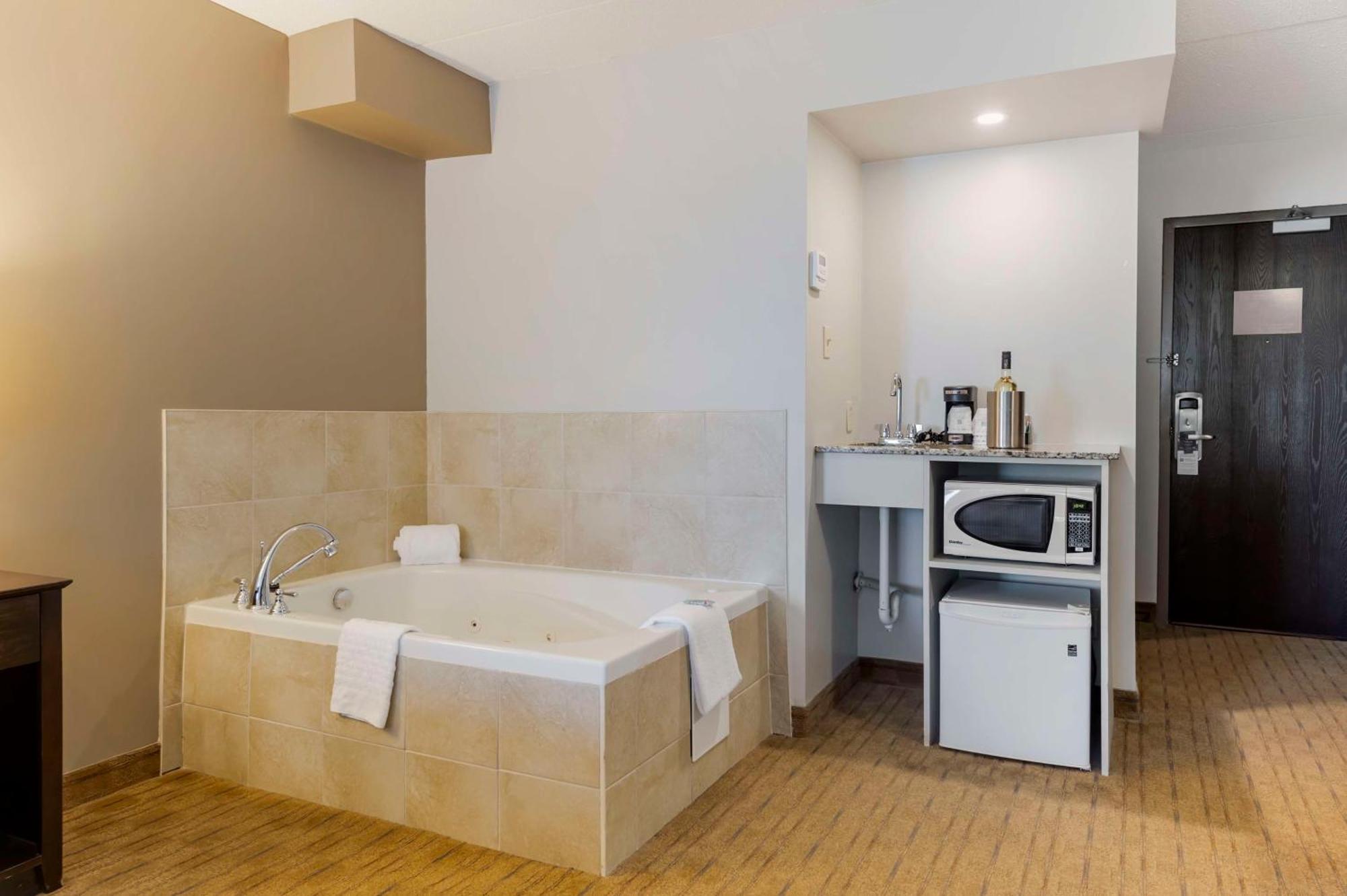 Best Western Pembroke Inn & Conference Centre Экстерьер фото